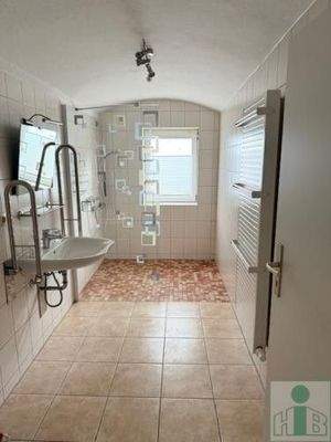 Bad mit ebenerdiger Dusche