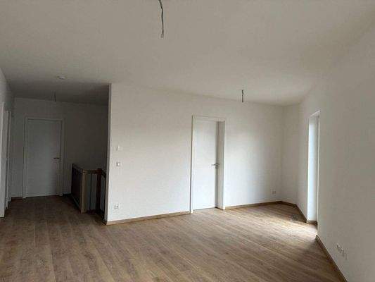 Offener Raum mit Zugang Balkon Obergeschoss (2).jp