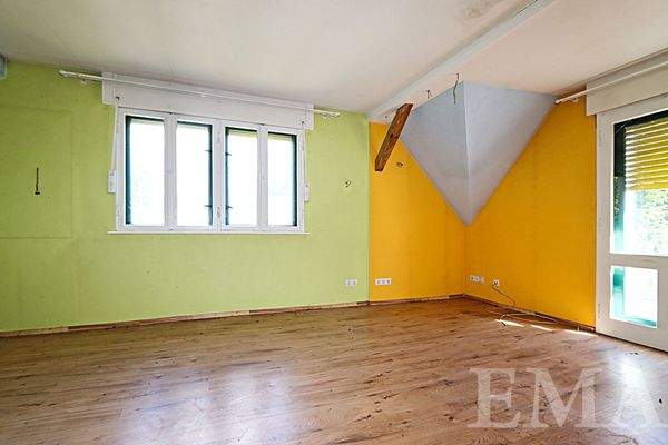 Im Original erhaltene Kastenfenster und Balkontür mit Außenjalousien