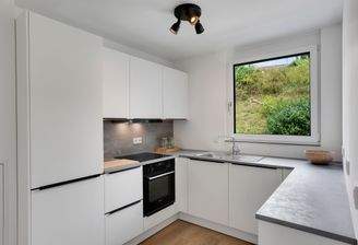 Moderne weiße Küche