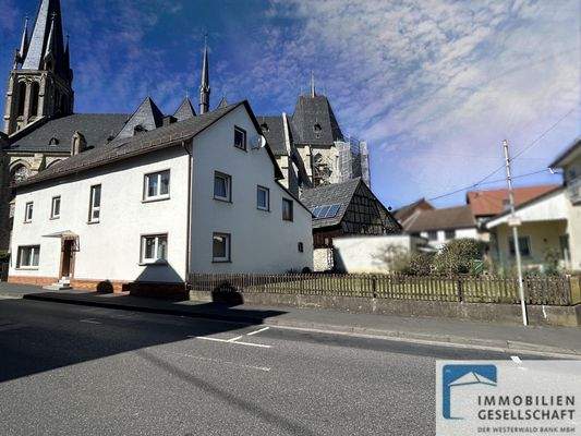 Straßenansicht und Garten