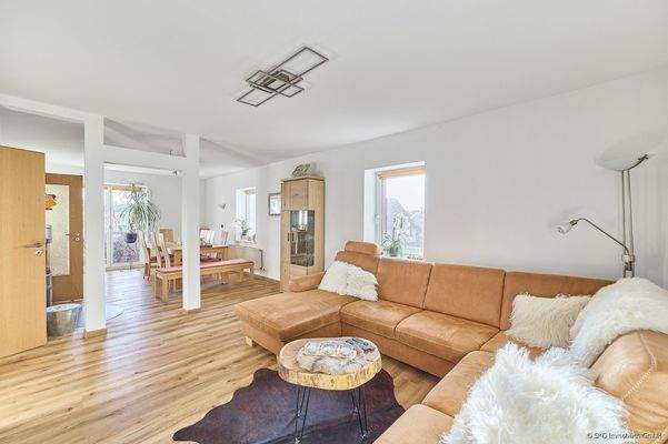 Das großzügige Wohnzimmer