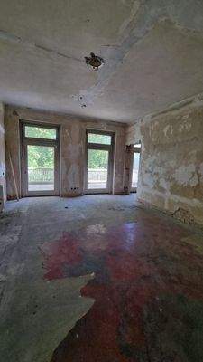 1. OG entkerntes Büro.jpg