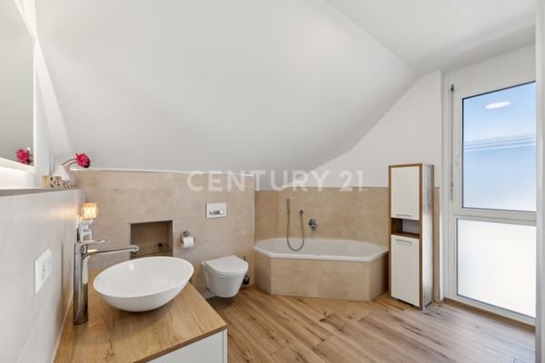 Badezimmer DG Bild 1