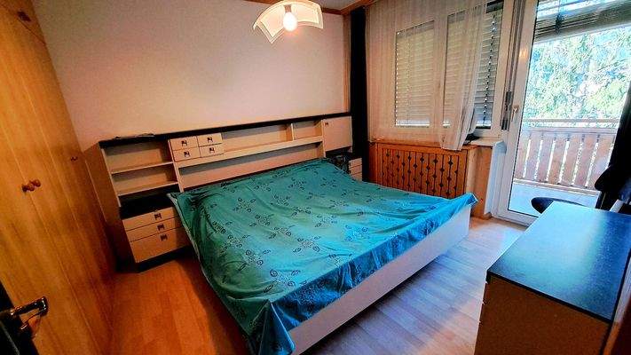 Schlafzimmer mit Zugang zur Loggia.jpg