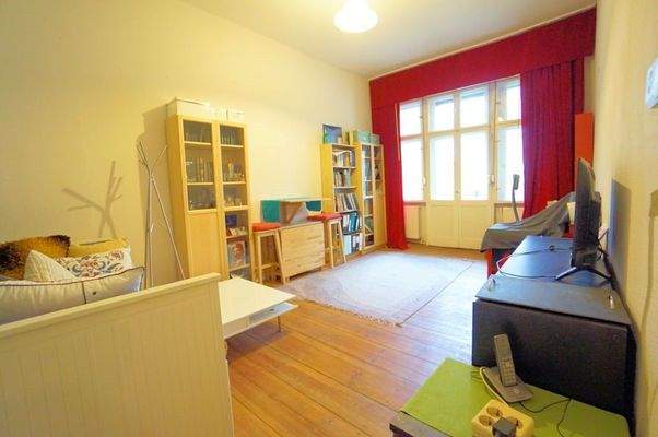 Wohnzimmer mit Balkonzugang