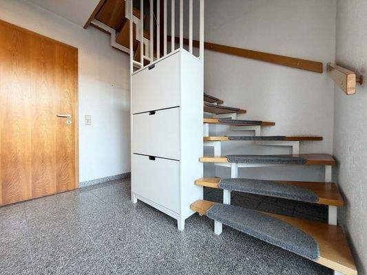 EG Einliegerwohnung: Eigener Eingangsbereich....klar vom Haupthaus getrennt