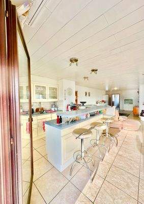 Küche mit Zugang zum Balkon