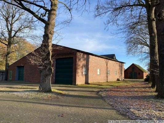 großes Nebengebäude