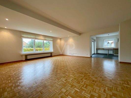 Wohnbereich und offen gestaltete Küche