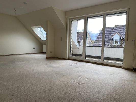 Wohnzimmer mit Zugang auf den Balkon