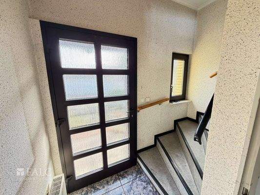 Eingang mit Treppenhaus