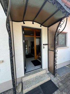 23 Haupteingang auf Rückseite