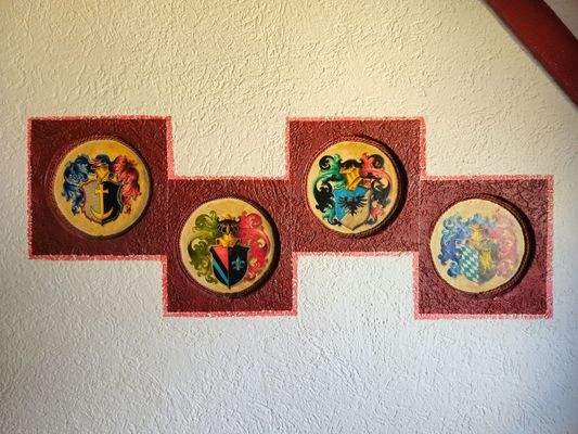 2. OG: Wappen im Wohnzimmer