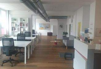 Großraumbüro KI-generiert