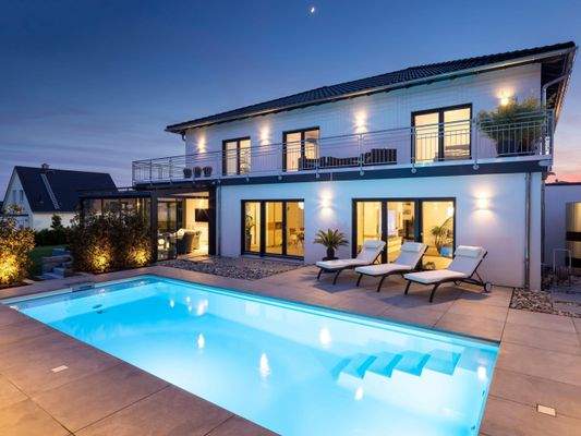 Außenpool bei Nacht