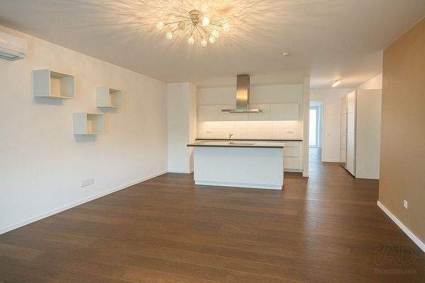 Wohnzimmer, Blick vom Balkon zur Küche, mit KI bearbeitet