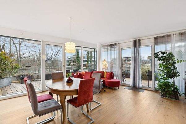 Heller Essbereich mit hohen Fenstern