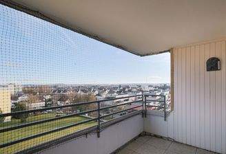 Einladender Balkon mit schöner Fernsicht