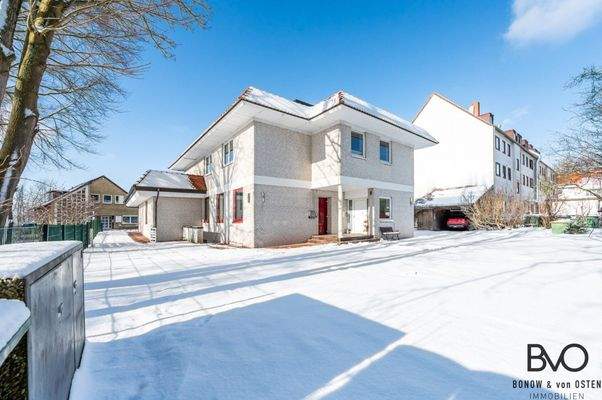 Großes Grundstück mit zahlreichen Stellplätzen