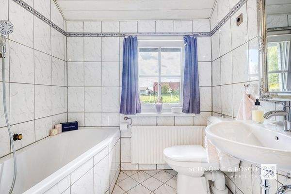 Das Badezimmer im Erdgeschoss mit Wanne