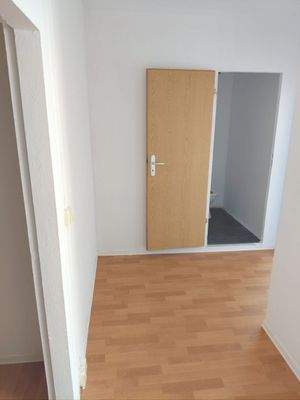 Holztür in hellem Flur