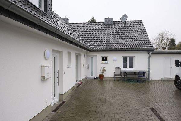 Hofansicht auf die zwei Wohneinheiten