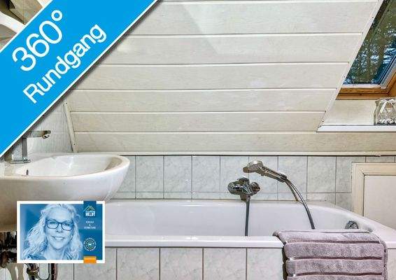 Bad mit Wanne, Dusche und 2 Fenstern