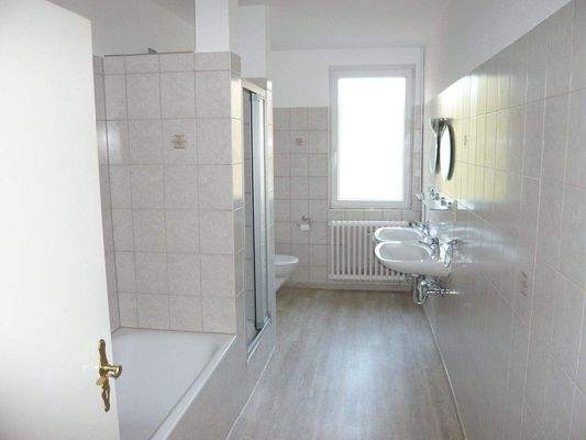 Tageslichtbad mit Wanne und Dusche