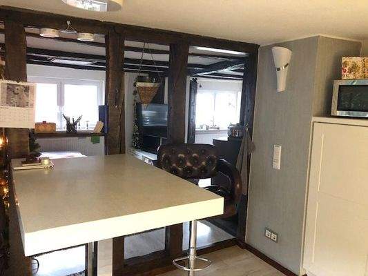 Ansicht von der Küche auf das Wohnzimmer 