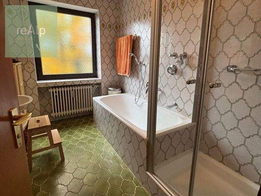 Badezimmer mit Dusche und Badewanne