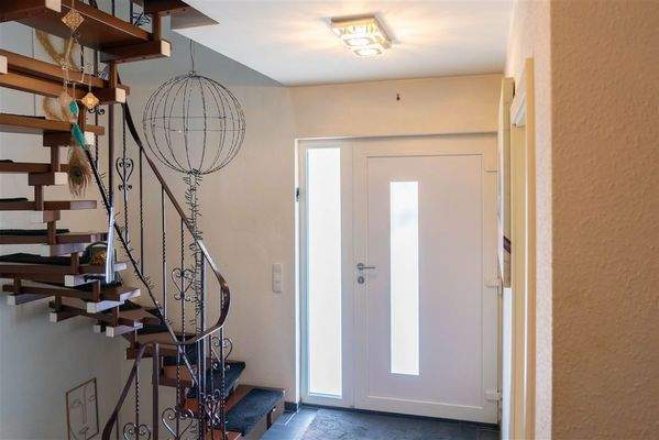 Eingangsbereich mit Treppenaufgang zum OG