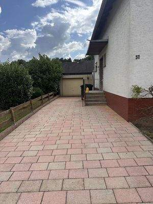 Einfahrt mit Garage