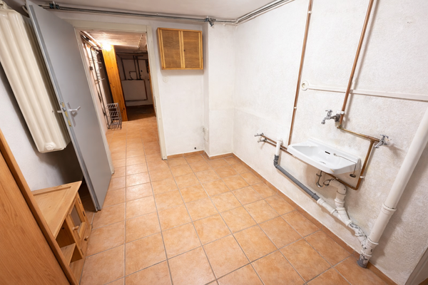 Kellerraum mit viel Stauraum und Details