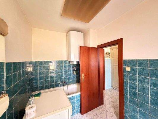 Bad mit Blick zur Küche