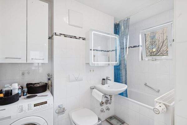 Vollbad mit Dusche und Fenster