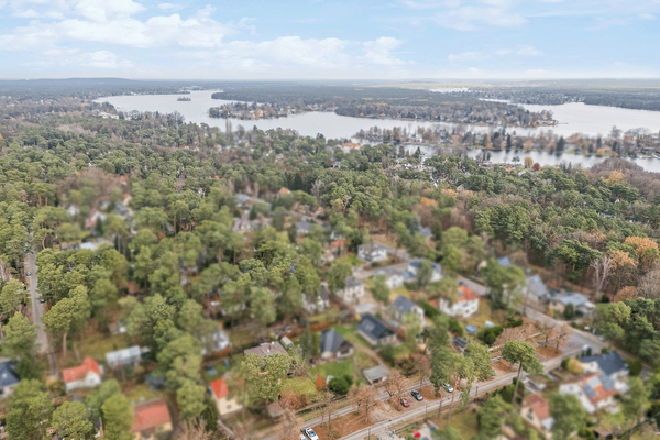 Drohnenansicht der unmittelbaren Umgebung