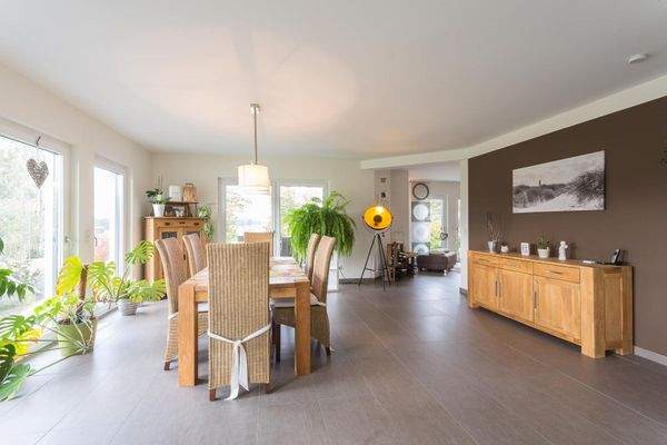 BHB Essen mit droßzg. Fensterfront zut Terrasse.jp