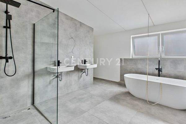 XXL Wellnessbadezimmer  mit Tageslichtfenster