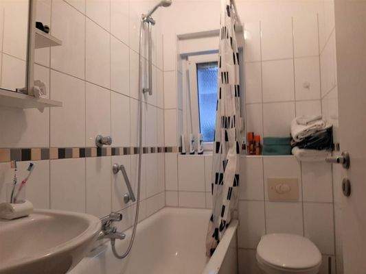 Beispiel Wannenbad mit Fenster