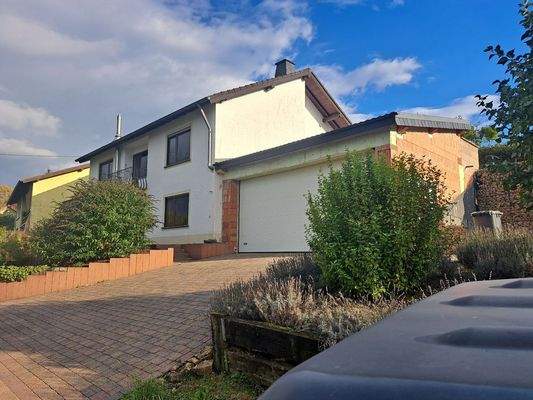 Vorderseite mit Garage