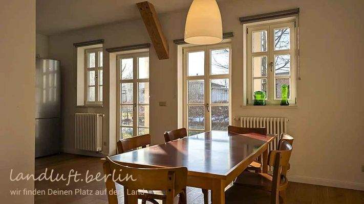 Unten im Gartenhaus, Blick aus der westl. Giebelwand in den Garten.jpg