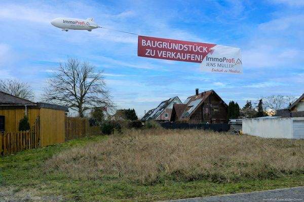 Blick über das Baugrundstück - Achtung, mit KI bea