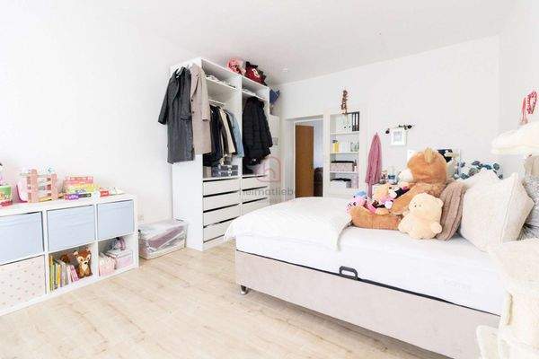 Schlafzimmer mit grossem Bett