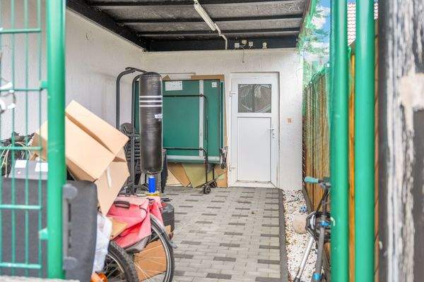 Carport und Zugang zur Garage