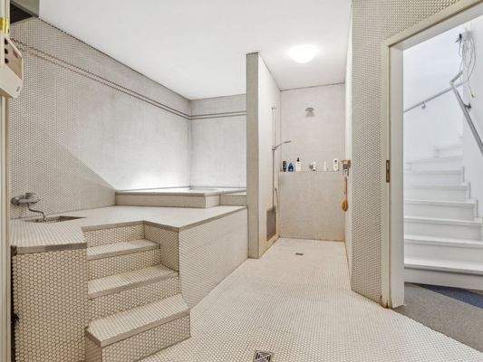 Sauna mit Whirlpool und Dusche