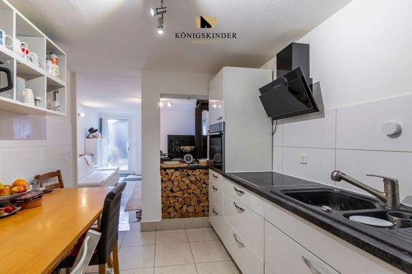 Küche mit Blick zum Wohnraum