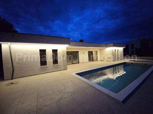 Bungalow mit Pool -Bezugsfertig