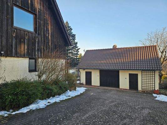 Nebengebäude mit Garage