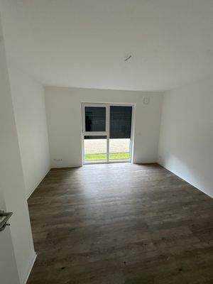 Leerer Wohnraum mit Balkon